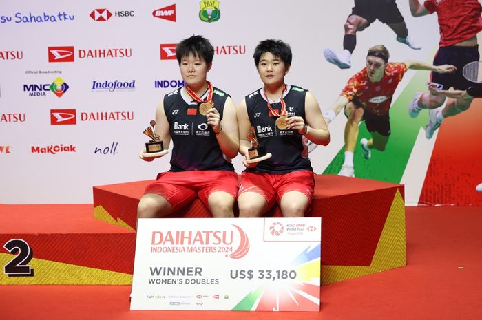 Ganda putri China, Liu Sheng Su/Tan Ning, berpose di podium juara setelah memenangi final Indonesia Masters 2024 di Istora Senayan, Jakarta, 28 Januari 2024.