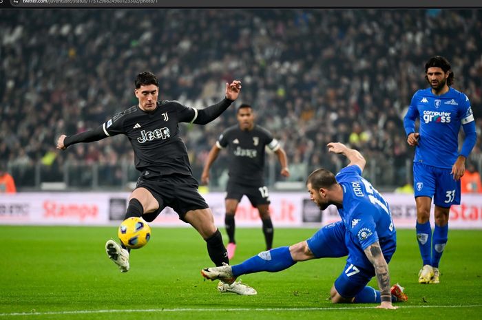Penyerang Juventus, Dusan Vlahovic, berduel dengan penyerang Empoli, Alberto Cerri, pada giornata 22 Liga Italia 2023-2024 di Allianz Stadium, Sabtu (27/1/2024).