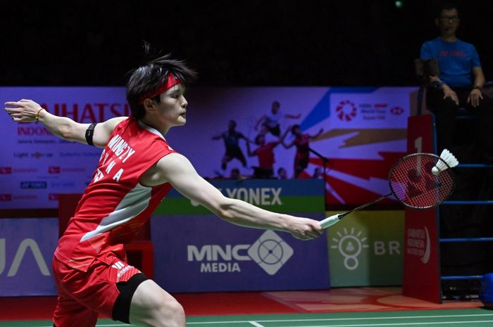 Tunggal putri China, Wang Zhi Yi, melakukan pengembalian ke arah Nozomi Okuhara dari Jepang dalam final tunggal putri Indonesia Masters 2024 di Istora Senayan, Jakarta, 28 Januari 2024.