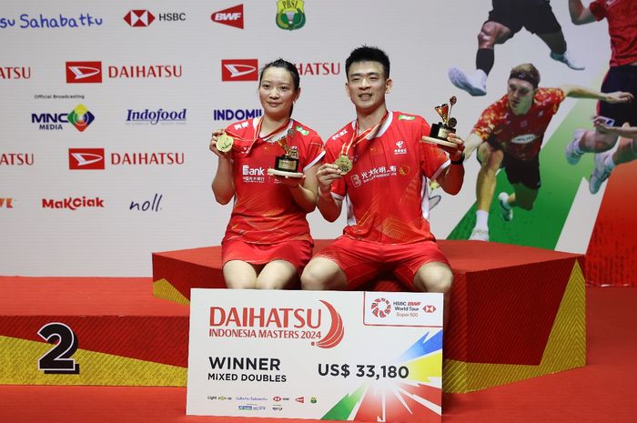 Pasangan ganda campuran China, Zheng Si Wei/Huang Ya Qiong, berpose di podium seusai meraih gelar juara Indonesia Open 2024 di Istora Senayan, Jakarta, Minggu (28/1/2024).