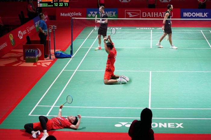 Pasangan ganda putra Indonesia, Leo Rolly Carnando/Daniel Marthin, bereaksi setelah memastikan diri memenangi laga final Indonesia Masters 2024 di Istora Senayan, Jakarta, Minggu (28/1/2024).