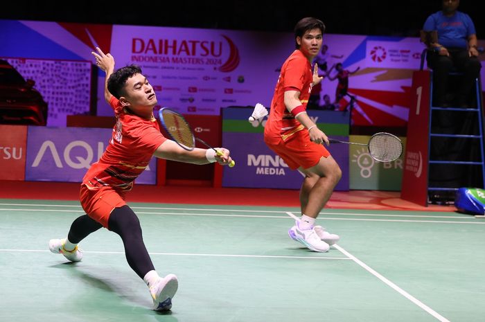 Pasangan ganda putra Indonesia, Leo Rolly Carnando/Daniel Marthin, pada laga final Indonesia Masters 2024 di Istora Senayan, Jakarta, Minggu (28/1/2024).