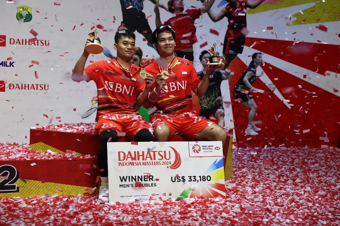 Pasangan ganda putra Indonesia, Leo Rolly Carnando/Daniel Marthin, berpose di atas podium setelah menjuarai Indonesia Masters 2024 di Istora Senayan, Jakarta, Minggu (28/1/2024).