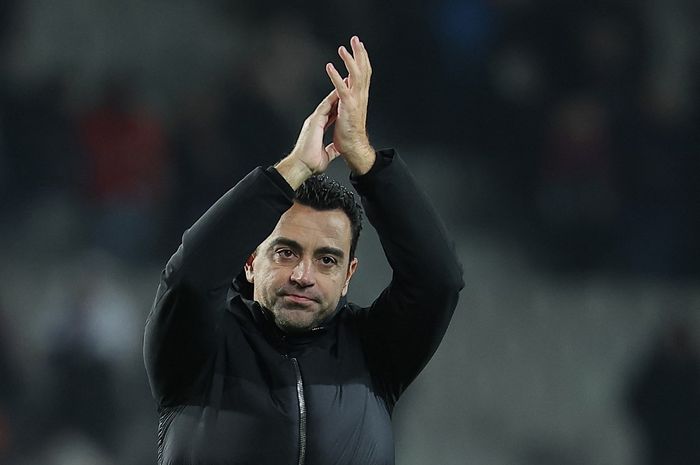 Xavi Hernandez memberi aplaus bagi suporter Barcelona usai laga Liga Spanyol melawan Atletico Madrid (3/12/2023). Xavi memutuskan untuk mundur dari kursi pelatih Barca pada akhir musim 2023-2024.