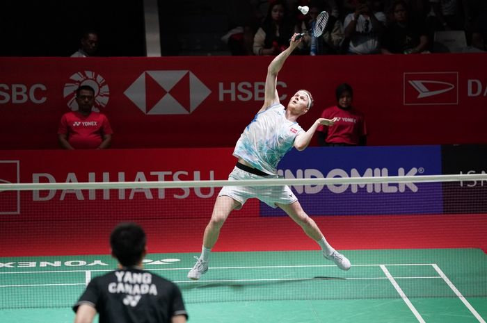 Pebulu tangkis tunggal putra Denmark, Anders Antonsen, menghadapi Brian Yang (Kanada) pada final Indonesia Masters 2024 di Istora Senayan, Jakarta, Minggu (28/1/2024).