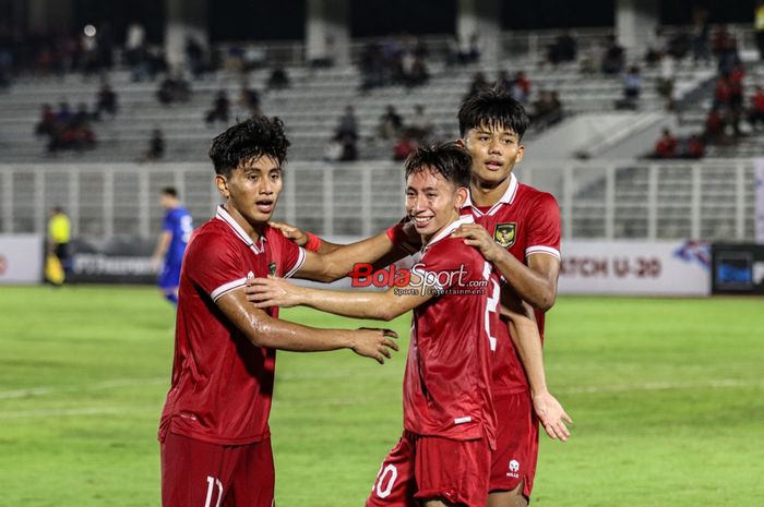 Mufli Hidayat (kiri) dan Arkhan Kaka Putra (kanan) sedang merayakan selebrasi Arlyansyah Abdulmanan (tengah) yang mampu mencetak gol dalam laga uji coba timnas U-20 Indonesia versus timnas U-20 Uzbekistan di Stadion Madya, Senayan, Jakarta, Selasa (30/1/2023) malam.