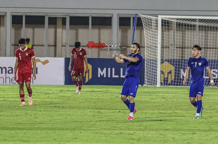 Khayrullaev Ravshan melakukan selebrasi seusai mencetak gol dalam laga uji coba timnas U-20 Indonesia versus timnas U-20 Uzbekistan di Stadion Madya, Senayan, Jakarta, Selasa (30/1/2023) malam.