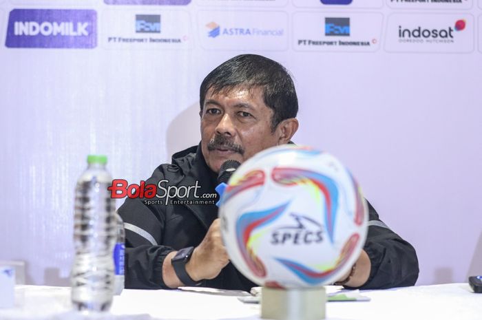 Pelatih timnas U-20 Indonesia, Indra Sjafri, sedang memberikan keterangan kepada awak media di Stadion Madya, Senayan, Jakarta, Selasa (30/1/2023) malam.