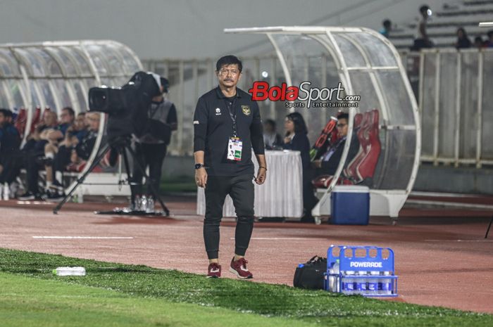 Pelatih timnas U-20 Indonesia, Indra Sjafri, sedang memantau para pemainnya saat bertanding di Stadion Madya, Senayan, Jakarta, Selasa (30/1/2023) malam.