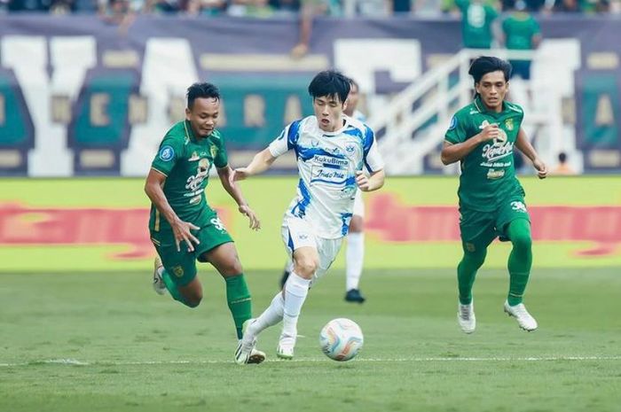 Duel Persebaya vs PSIS pada laga tunda pekan ke-20 Liga 1 2023/2024 di Stadion Gelora Bung Tomo (GBT), Surabaya, Jawa Timur, Selasa (30/1/2024).