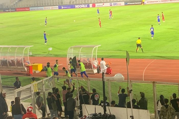 Pemain cadangan Uzbekistan U-20 yang sedang melakukan pemanasan di pinggir lapangan Stadion Madya mendapat teror dari suporter timnas Indonesia, Selasa (30/1/2024)