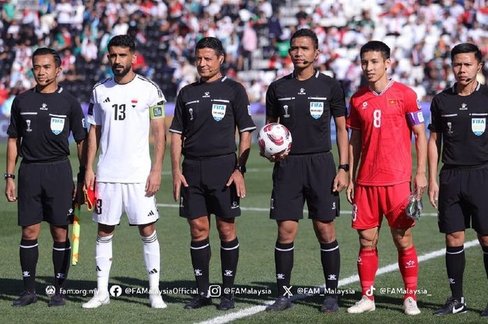 Nazmi (ketiga dari kanan) bersama Zairul (kanan) dan Arif Shamil (kiri) menjadi wasit dalam laga Irak melawan Vietnam pada kompetisi penyisihan grup Piala Asia baru-baru ini.
