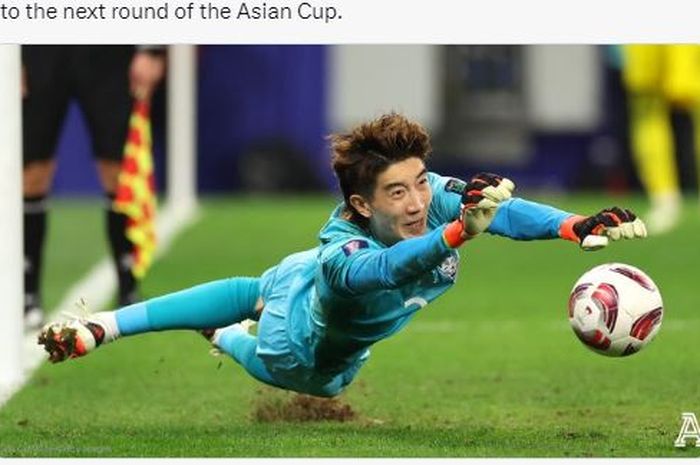 Aksi kiper Timnas Korea Selatan Jo Hyeon-woo dalam pertandingan melawan Arab Saudi di babak 16 besar Piala Asia 2023.