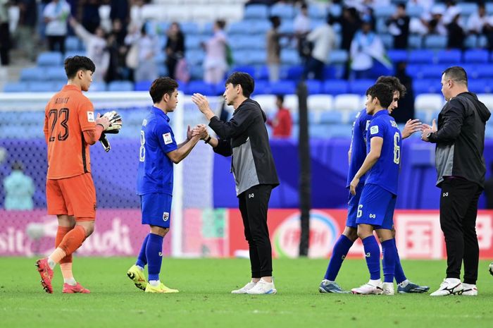 Pelatih Timnas Thailand, Masatada Ishii (tengah), menyalami para pemainnya usai pertandingan melawan Uzbekistan di babak 16 besar Piala Asia 2023.