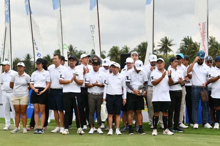 Para peserta saat mengikuti sesi foto dalam turnamen PRO-AM CEO Golf Hub di Damai Indah Golf PIK Course, Jakarta Utara, Selasa (30/1/2024). PRO-AM CEO Golf Hub merupakan rangkaian penutup dari acara KOMPAS100 CEO Forum Powered by PLN di tahun ke-14. 