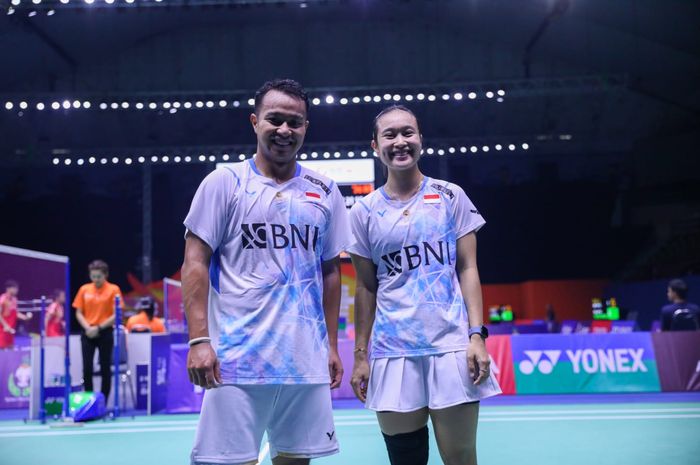 Pasangan ganda campuran Indonesia, Rehan Naufal Kusharjanto/Lisa Ayu Kusumawati, berpose setelah menjalani babak pertama Thailand Masters 2024 di Nimibutr Stadium, Bangkok, Rabu (31/1/2024).