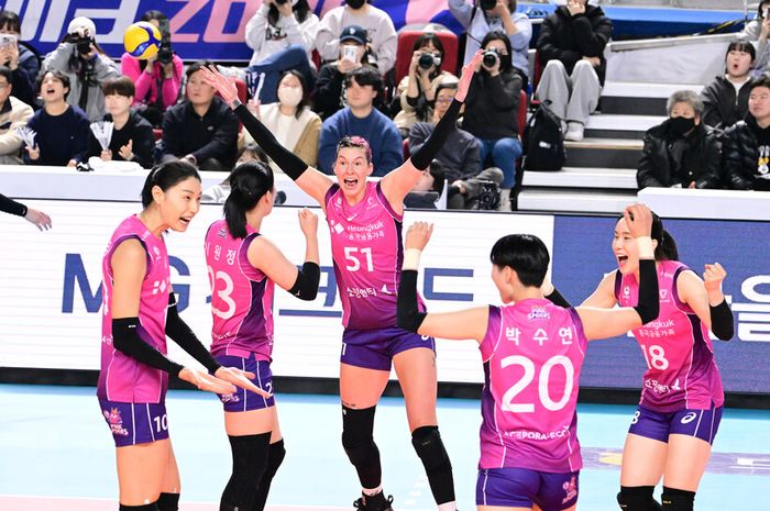 Pemain asing baru tim Incheon Heungkuk Life Pink Spiders (nomor 51) bereaksi setelah membantu tim menang 3-0 pada laga perdana putaran kelima Liga Voli Korea 2023-2024, Selasa (30/1/2024).