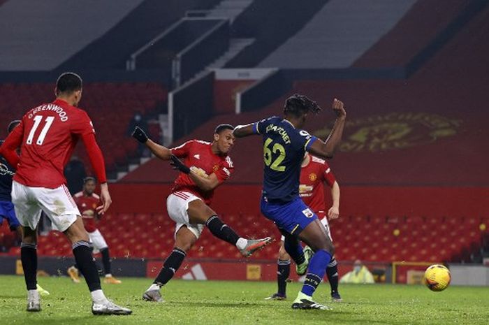 Anthony Martial mencetak gol dalam kemenangan 9-0 Manchester United atas Southampton di Liga Inggris, 2 Februari 2021.