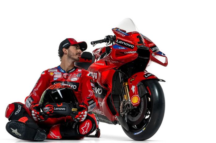 Pembalap Ducati Lenovo, Francesco Bagnaia, berpose dengan baju balap dan livery motor yang baru dalam sesi pemotretan untuk peluncuran tim jelang MotoGP 2024.
