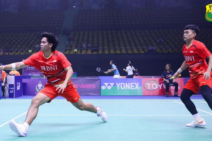 Ganda putra Indonesia, Daniel Marthin dan Leo Rolly Carnando, saat tampil pada babak kedua Thailand Masters 2024 di Bangkok, Thailand, 1 Februari 2024.