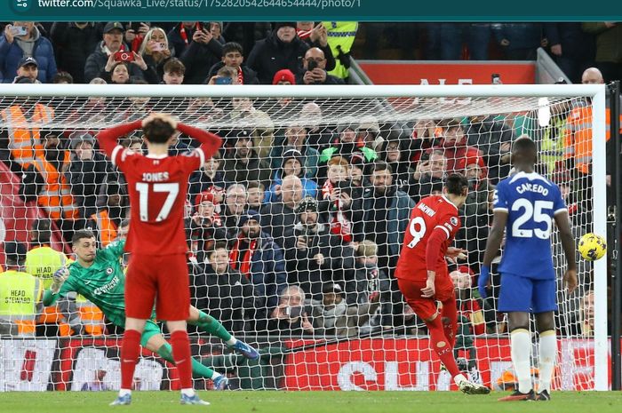 Momen tendangan penalti Darwin Nunez mengenai tiang saat Liverpool melawan Chelsea dalam lanjutan Liga Inggris 2023-2024.