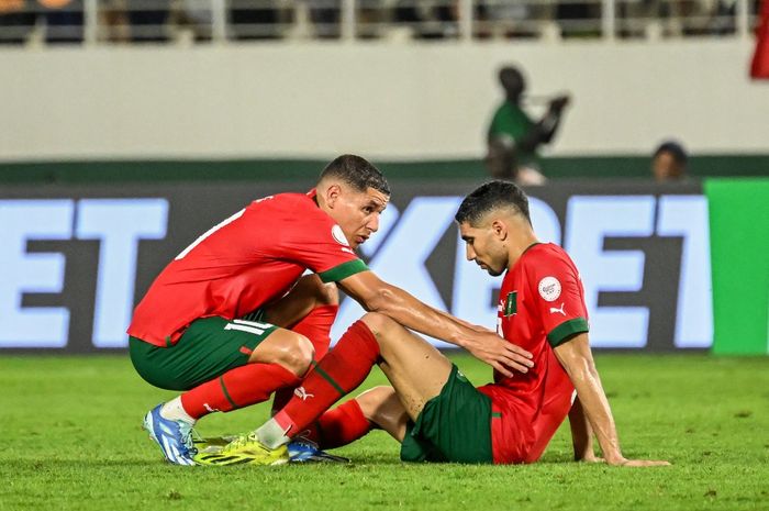 Achraf Hakimi (kanan) mengalami nasib ironis dengan timnas Maroko karena disingkirkan Afrika Selatan di Piala Afrika (30/1/2024). Padahal mereka sanggup membuat Cristiano Ronaldo dkk nangis di Piala Dunia 2022.