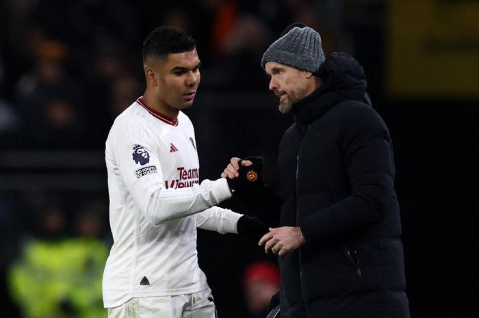 Pelatih Man United, Erik ten Hag (kanan), dan Casemiro, sosok pemain yang dianggap tampil paling buruk saat digilas Crystal Palace. Ten Hag disebut harus dipecat saat ini juga menurut eks striker MU, Michael Owen.