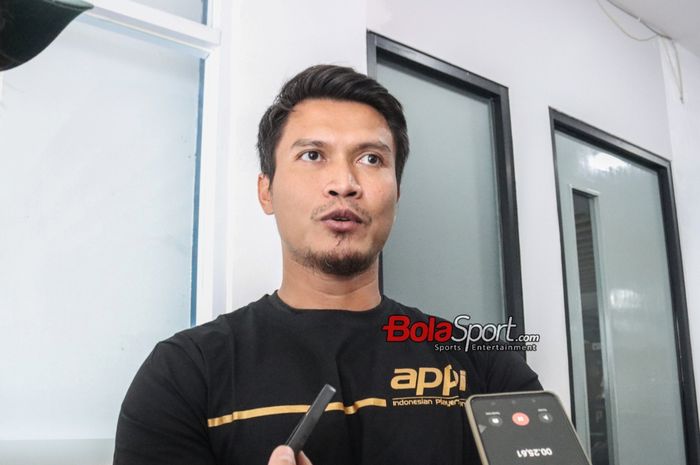 Kiper Kalteng Putra, Shahar Ginanjar, saat hadir dalam sesi jumpa pers dalam permasalahan penunggakan gajinya di Network Plus, Kebon Sirih, Jakarta Pusat, Jumat (2/2/2024).