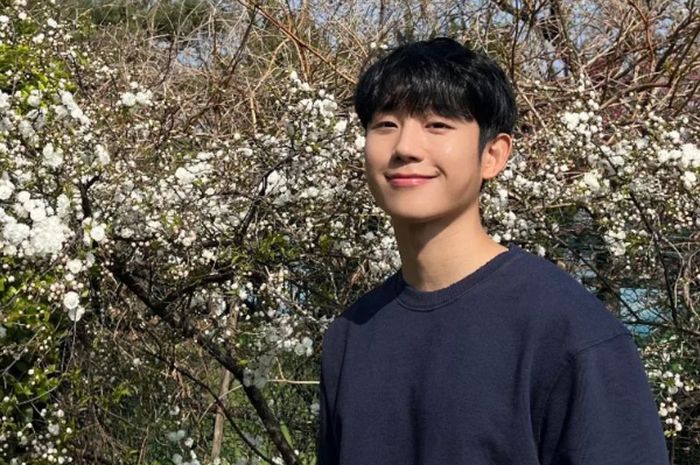 Enggak Mau Mencolok Jadi Alasan Jung Hae In Suka Pakai Outfit Warna