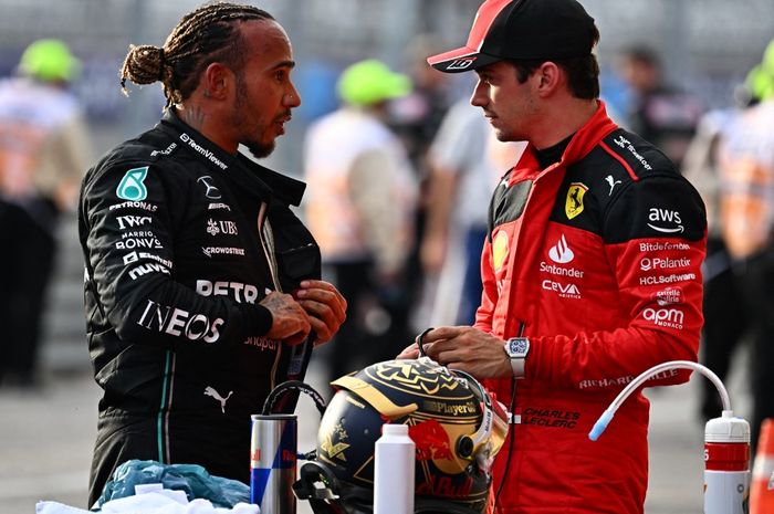 Lewis Hamilton (kiri), berbicara dengan Charles Leclerc setelah balapan Sprint F1 GP Amerika Serikat musim 2023. Keduanya akan menjadi rekan setim di Ferrari pada 2025. 