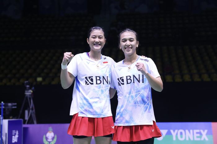 Ganda putri Indonesia, Febriana Dwipuji Kusuma/Amalia Cahaya Pratiwi berpose usai pastikan kemenangan pada babak perempat final Thailand Masters 2024 di Nimibutr Arena, Bangkok, Thailand, Jumat (2/2/2024).