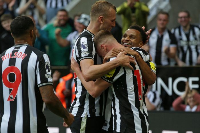 Harvey Barnes (dua dari kanan) disambut rekannya setelah mencetak gol untuk Newcastle United. Barnes selamatkan The Magpies dari kekalahan saat bermain imbang dengan Luton Town dalam lanjutan Liga Inggris di St James' Park (3/2/2024).