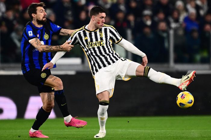 Francesco Acerbi (kiri) mengawal ketat Dusan Vlahovic dalam duel Juventus vs Inter Milan pada ajang Liga Italia di Allianz Stadium Turin (26/11/2023).