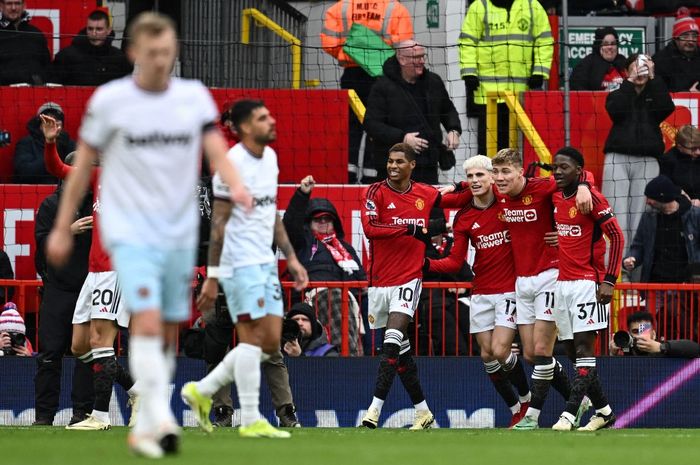 Manchester United's Danish striker #11 Rasmus Hojlund (C) celebrates after scoring his team first goal during the English Premier League football match between Manchester United and West Ham United at Old Trafford in Manchester, north west England, on February 4, 2024. (Photo by Paul ELLIS / AFP) / 