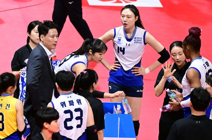 Pelatih Suwon Hyundai E&amp;C Hillstate, Kang Sung-hyung sedang memberikan arahan ke anak asuhnya pada lanjutan Liga Voli Korea 2023-2024