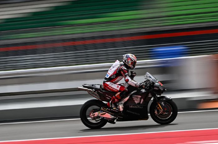 Pembalap LCR Honda Idemitsu, Takaaki Nakagami, pada tes shakedown MotoGP 2024 di Sirkuit Sepang, Malaysia