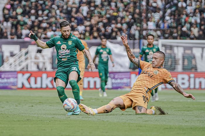 Radja Nainggolan (kanan) pada laga lanjutan pekan ke-24 Liga 1 2023/2024 antara Persebaya Surabaya vs Bhayangkara FC di Stadion Gelora Bung Tomo, Surabaya, Minggu (4/2/2024) sore WIB