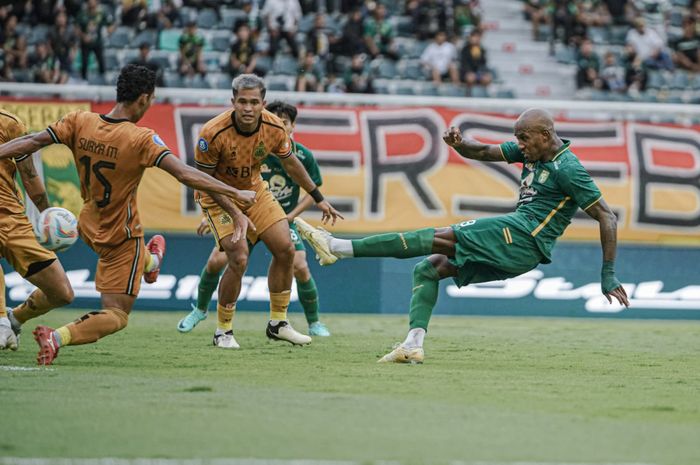Momen terciptanya gol kemenangan Persebaya dari tembakan Paulo Henrique saat menantang Bhayangkara FC pada laga pekan ke-24 Liga 1 2023/2024