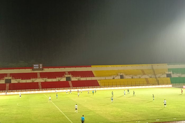 Suasana pertandingan antara PSS Sleman melawan Persikabo 1973 di Stadion Sultan Agung, Bantul, Minggu (4/2/2024).