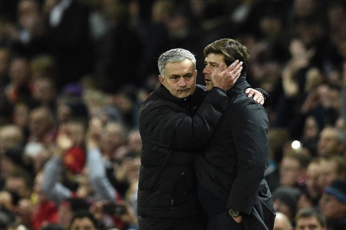 Jose Mourinho saat bertemu Mauricio Pochettino dalam duel Man United melawan Tottenham di Liga Inggris (11/12/2016). Pochettino kini merasa tak aman lagi di Chelsea, saatnya Mourinho CLBK?