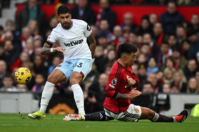 Lisandro Martinez (kanan) mengalami cedera saat Manchester United mengalahkan West Ham United pada Liga Inggris 2023-2024.