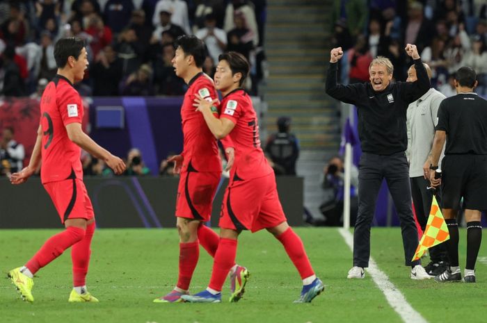 Juergen Klinsmann (kanan) merayakan gol timnas Korea Selatan ke gawang Australia pada perempat final Piala Asia 2023 di Al Janoub Stadium, Doha (2/2/2024).