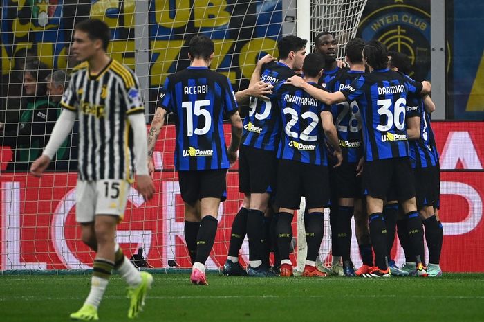 Para pemain Inter Milan merayakan gol mereka ke gawang Juventus pada duel Liga Italia di San Siro (4/2/2024).