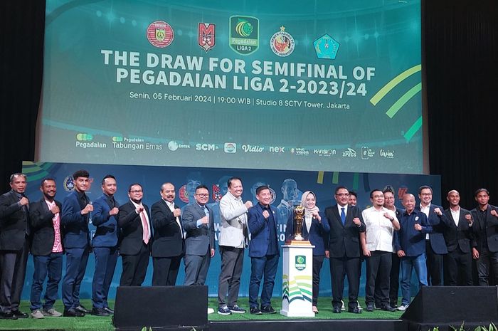 Direktur Utama PT LIB Ferry Paulus bersama sponsor dan masing-masing perwakilan empat klub yang lolos ke babak semifinal dalam drawing di Kawasan Senayan, Jakarta, Senin (5/2/2024).