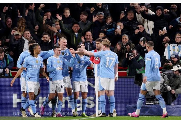 Para pemain Man City merayakan gol yang dicetak Phil Foden ke gawang Brentford, Selasa (6/2/2024).