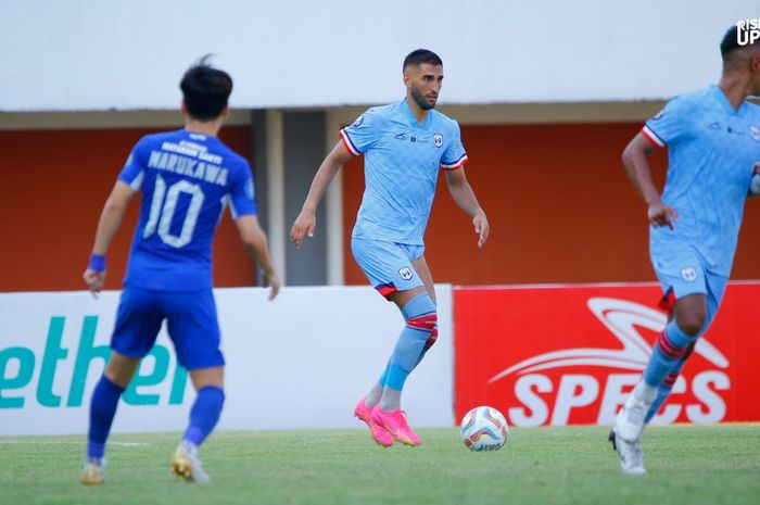 Pemain asing RANS Nusantara FC, Angelo Meneses, saat bermain melawan PSIS Semarang pada 6 Oktober 2023 dalam lanjutan Liga 1 2023-2024 di Stadion Maguwoharjo, Sleman.
