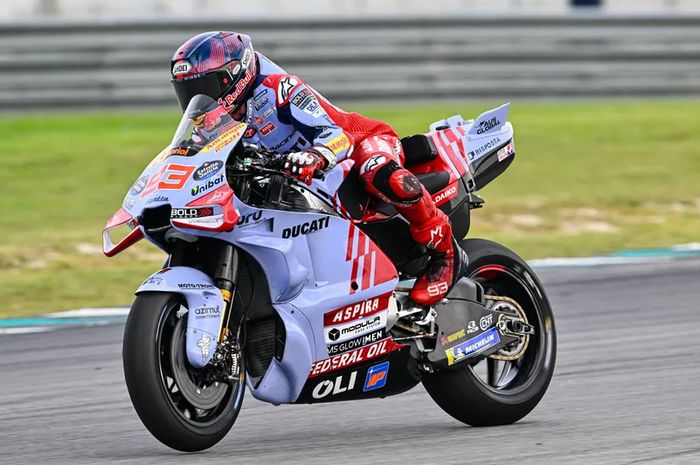 Pembalap Gresini Racing, Marc Marquez saat beraksi pada tes pramusim MotoGP 2024 hari pertama, di Sirkuit Sepang, Malaysia, Selasa (6/2/2024).