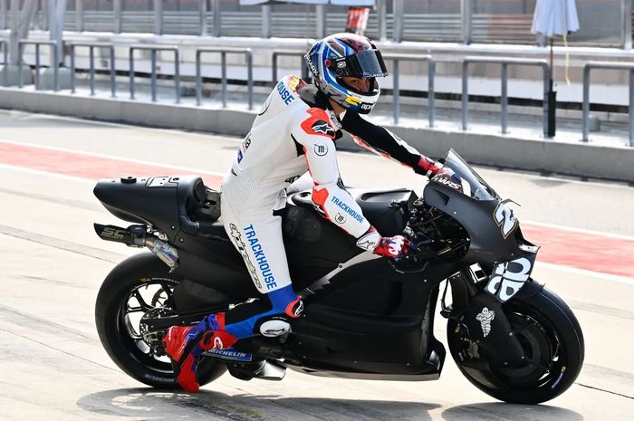 Pembalap Trackhouse Racing, Raul Fernandez, saat tampil dalam tes pramusim MotoGP 2024 di Sirkuit Sepang, Sepang, Malaysia, 6 Februari 2024. 