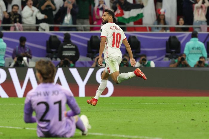 Winger, Yordania Musa Al Taamari melakukan selebrasi setelah mencetak gol kedua tim dalam semifinal Piala Asia 2023 antara Yordania dan Korea Selatan di Stadion Ahmad Bin Ali di Al-Rayyan, 6 Februari 2024.