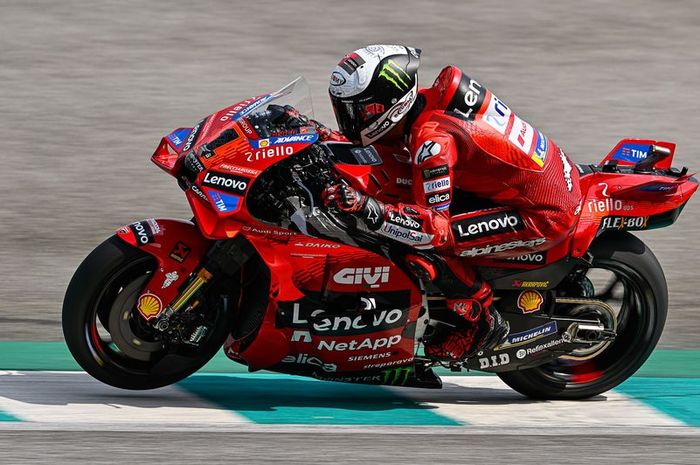 Pembalap Ducati Lenovo, Francesco Bagnaia saat beraksi pada hari kedua tes pramusim MotoGP 2024 di Sirkuit Sepang, Malaysia, Rabu (7/2/2024).